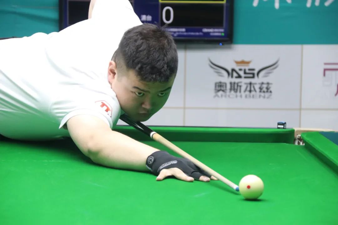 克在赛后接 克在赛后接